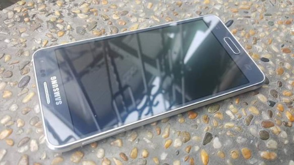 Samsung Galaxy Alpha (SM-G850S) photo